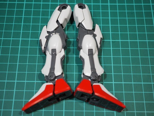 ☆A8426☆ジャンク★バンダイ MG 1/100 ストライクガンダム Ver.1.0 脚部のみ（欠品あり） ジャンク部品取り 完成品_画像3