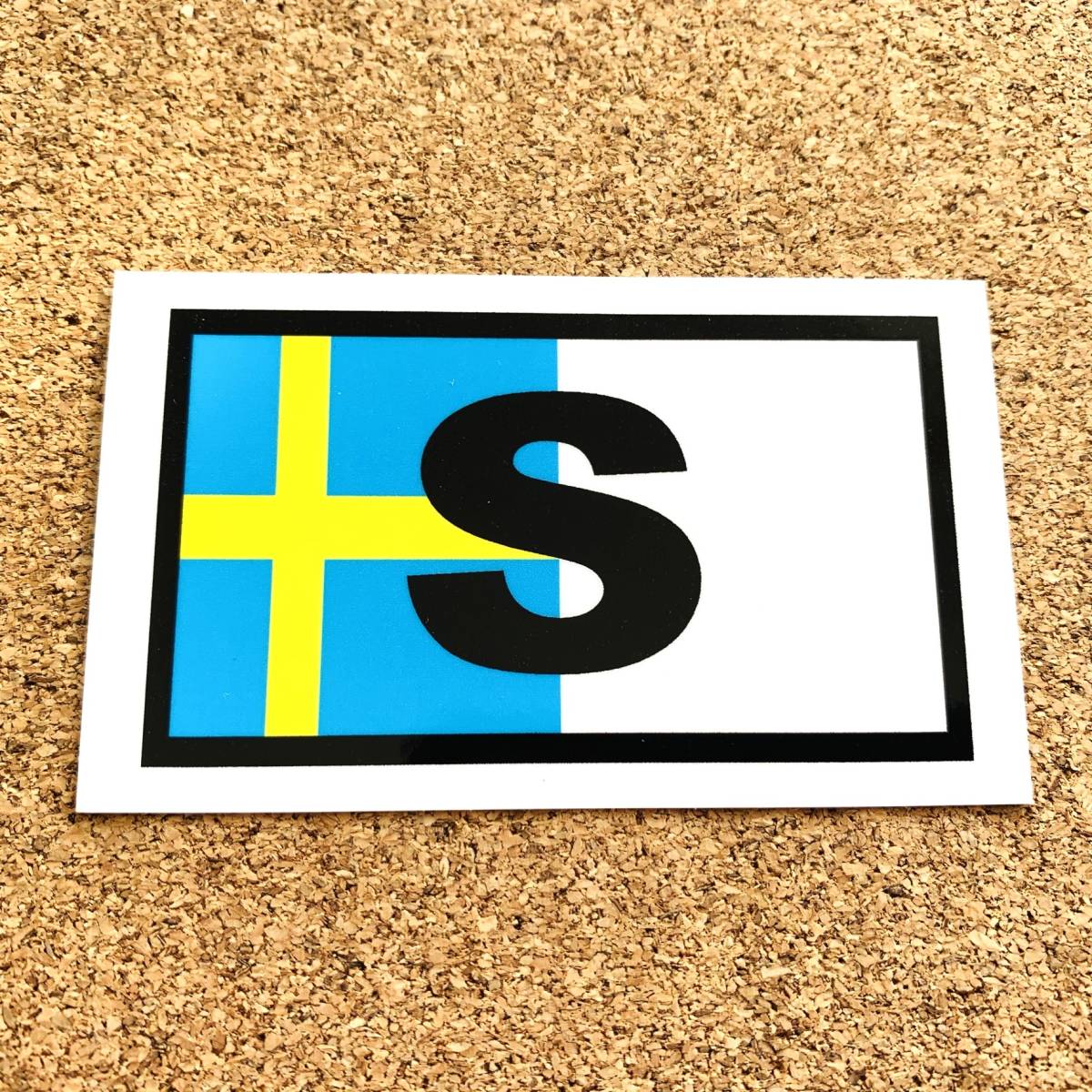 s1-M●スウェーデン国旗ステッカー Mサイズ 7x12cm 1枚●ビークルID 国識別記号 ヨーロッパ ボルボ 北欧 スーツケース 車☆おしゃれ☆EU_画像2