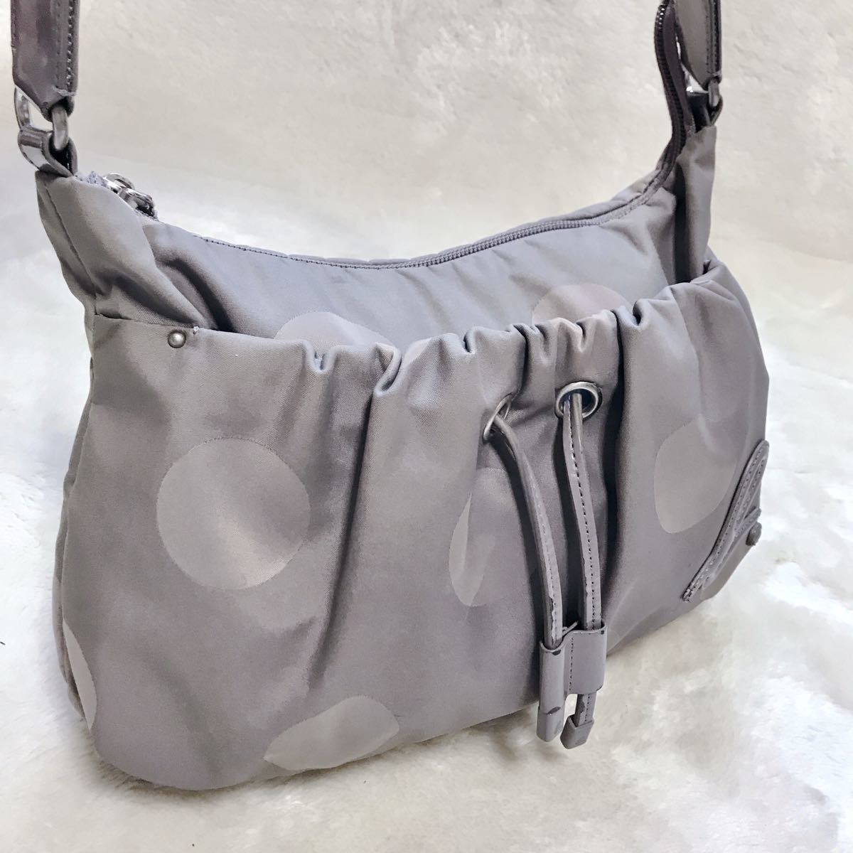 agnes b VOYAGE ナイロン ショルダーバッグ エナメル 水玉 agnes b VOYAGE ナイロン ショルダーバッグ エナメル 水玉