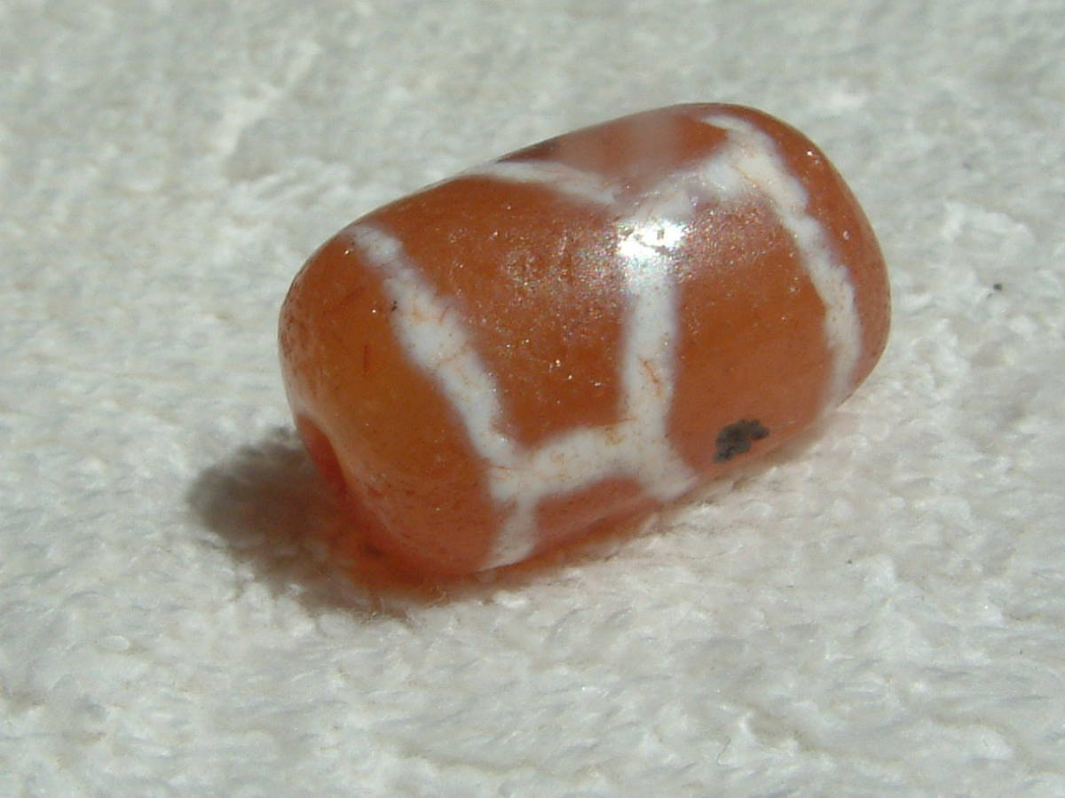 251【天珠八仙】〈15～17世紀頃のOLD.チベタンEtched Carnelian〉ペマラカ後期 小粒.亀甲天珠..約1.8㌢_画像1