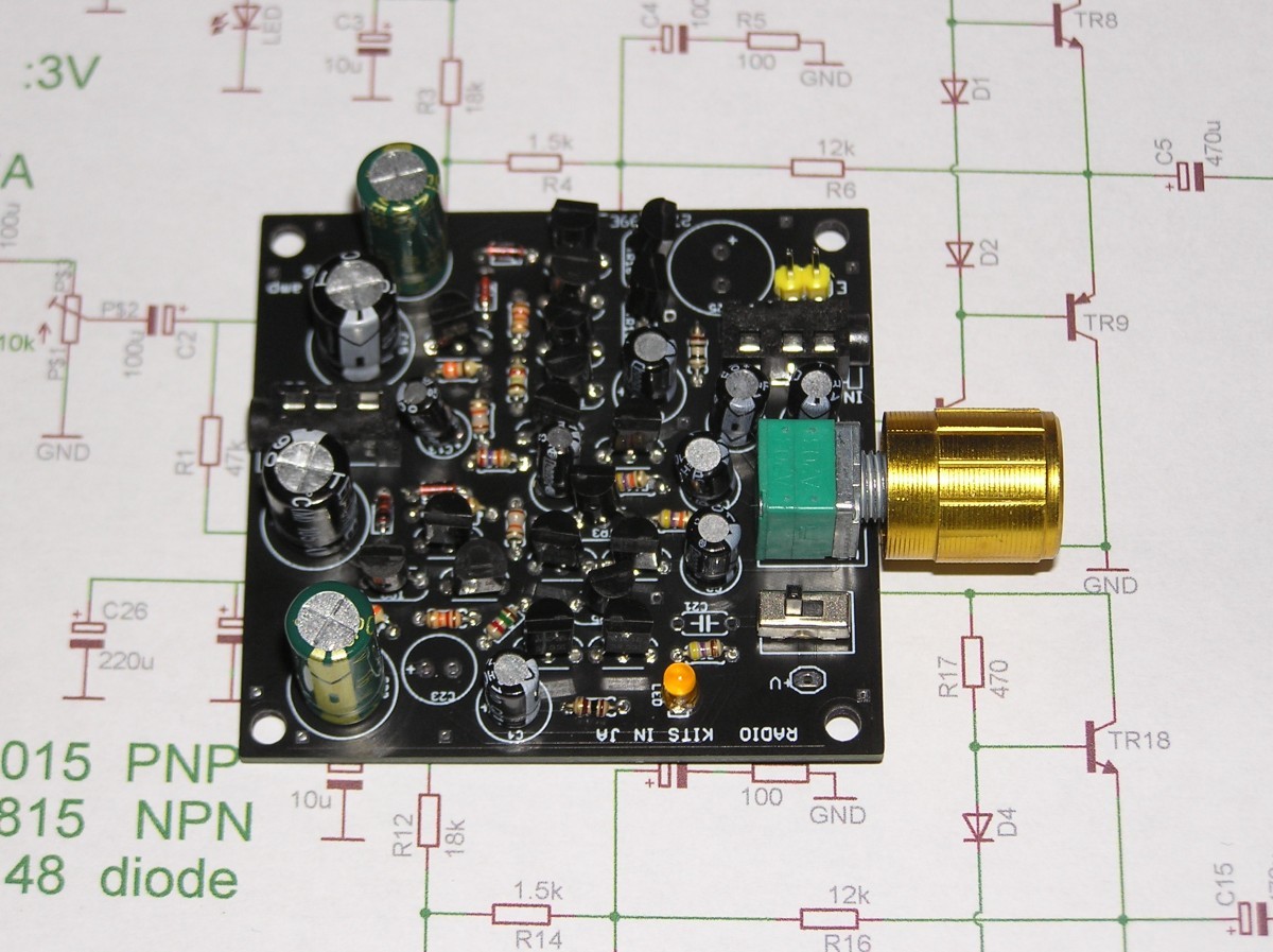 ヘッドホンアンプ 自作 キット：　2SC1815と2SA1015で鳴らすheadphone amp kit 　大人向け：RK-226。単4 x4で鳴る　_製作例