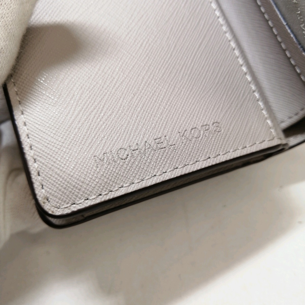 B Φ【商品ランク:B】 マイケルコース MICHAEL KORS ロゴメタル レザー 二つ折り財布 ウォレット 小銭入れあり 7カードポケット 灰色系_画像7