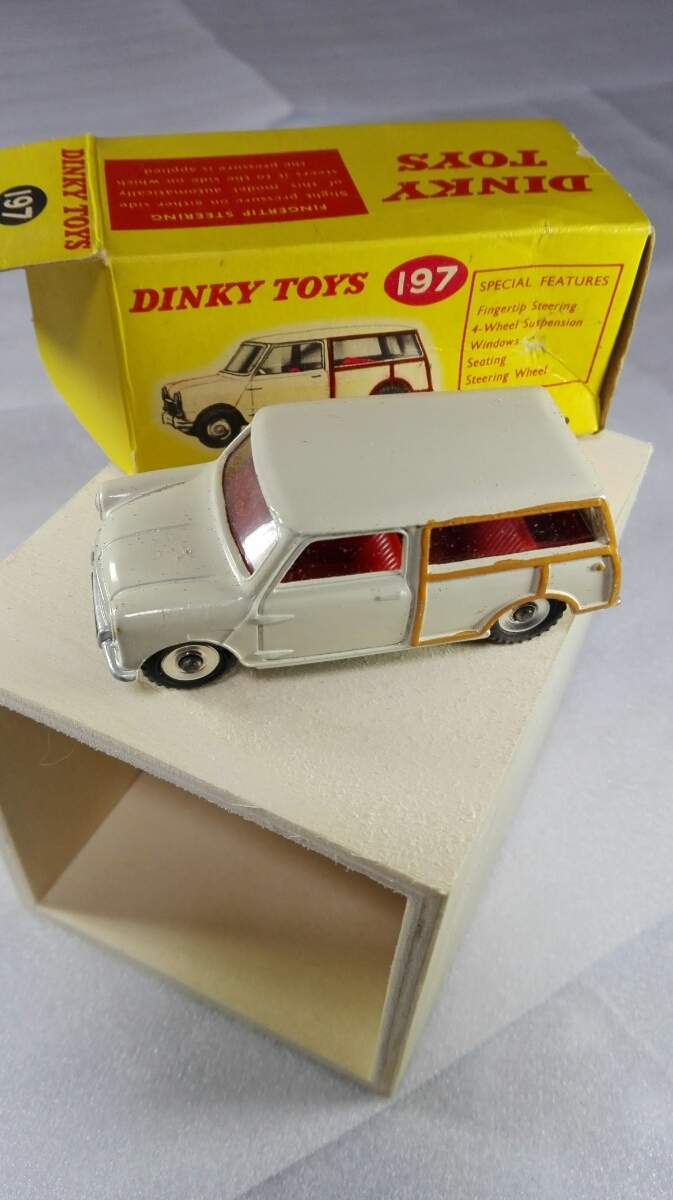  rare model!!DINKY TOYS 197 MORRIS MINI-TRAVELLER MADE IN ENGLAND box . pain equipped!