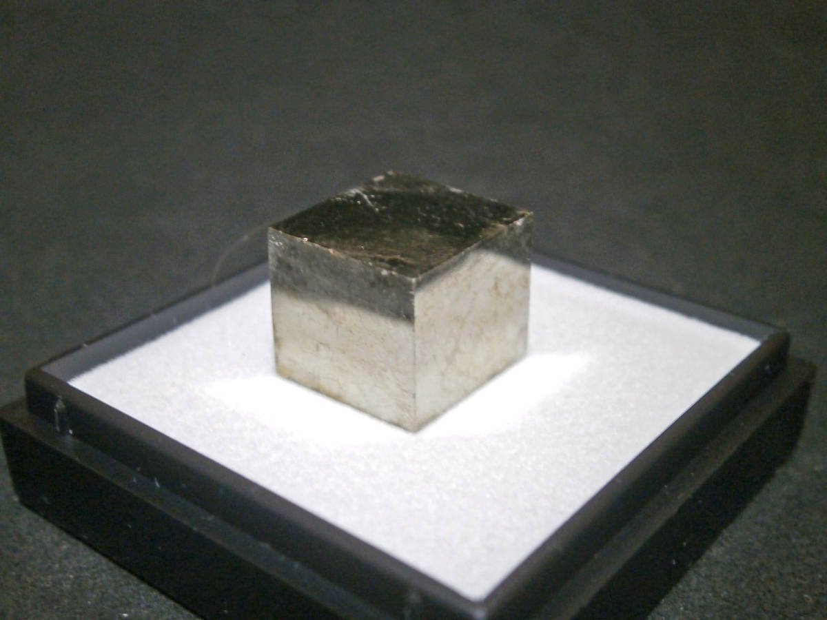 天然鉱物標本 パイライト(黄鉄鉱) 立方体結晶 プラケース入(1)_画像3