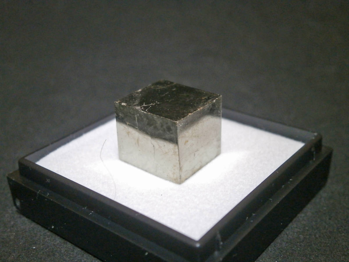天然鉱物標本 パイライト(黄鉄鉱) 立方体結晶 プラケース入(1)_画像2