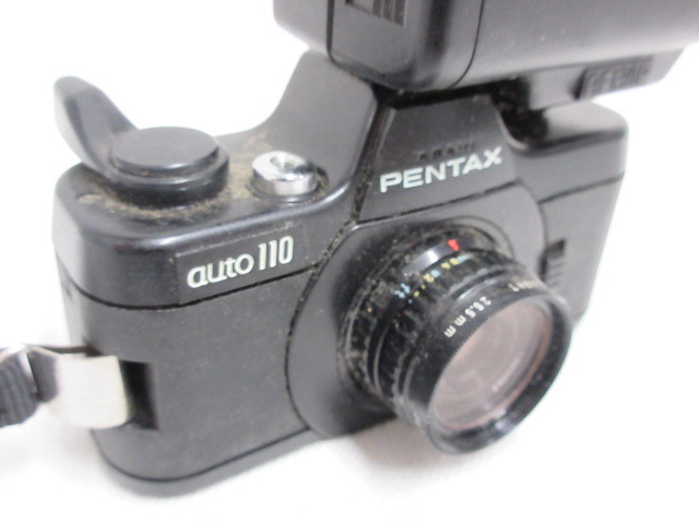 M12-172 PENTAX auto110 ペンタックス フィルムカメラ レンズ PENTAX-110 1:2.8 24mm/ストロボ AF130P ※動作未確認_画像5