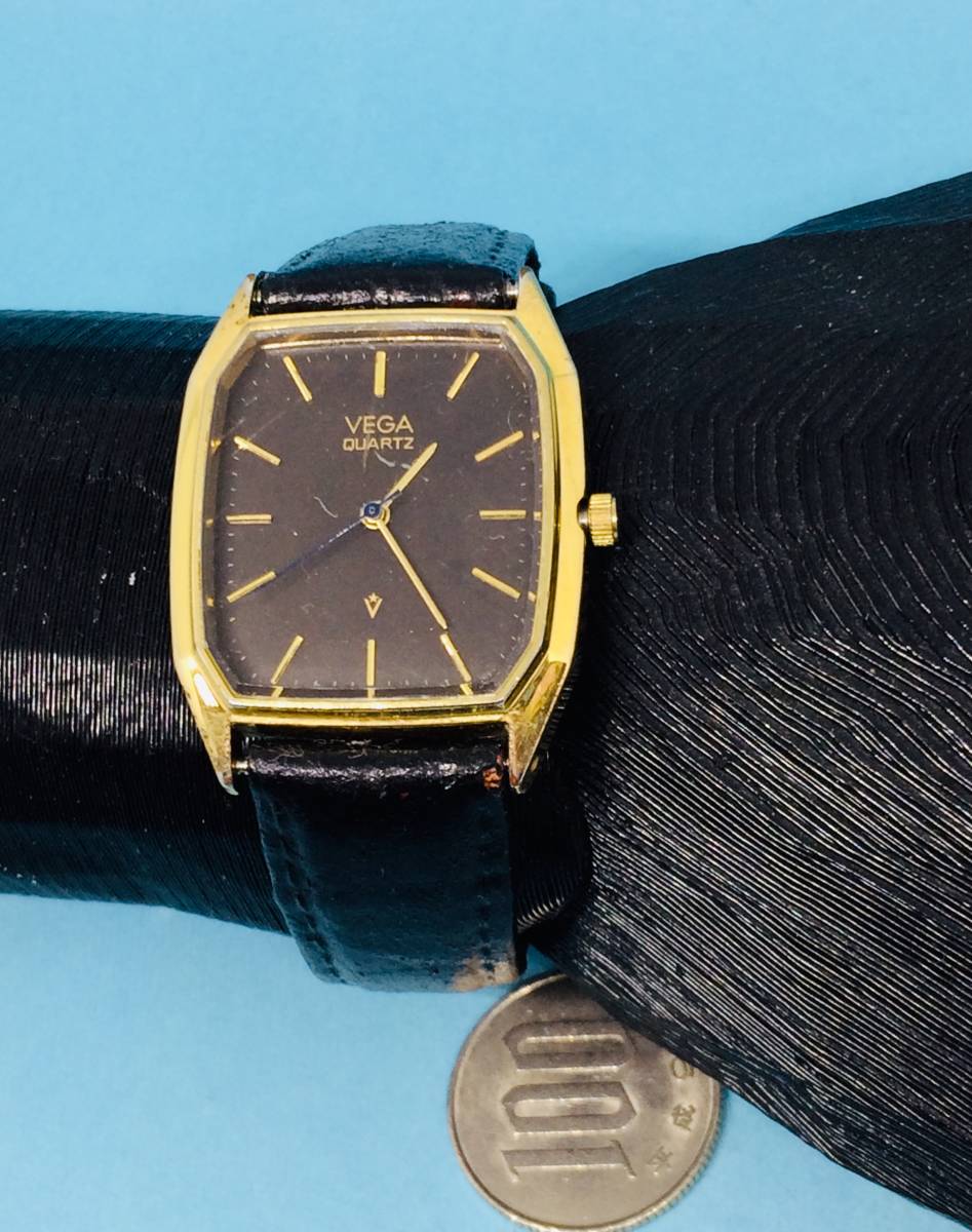 (B15)レクタンギュラー型(*'▽')・VEGA・ベガ（電池交換済み）ゴールド・メンズ腕時計USED（送料全国一律185円)素敵な時計です。_レクタンギュラー型の素敵な時計です。