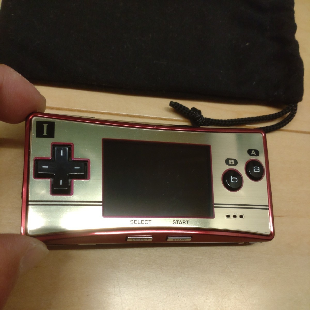 美品 ゲームボーイミクロ GAMEBOY micro Nintendo 任天堂 ファミコンカラー GAME マリオ 表裏に保護フィルム 純正ポーチ 20周年 _表面全体に保護フィルム貼ってあります。