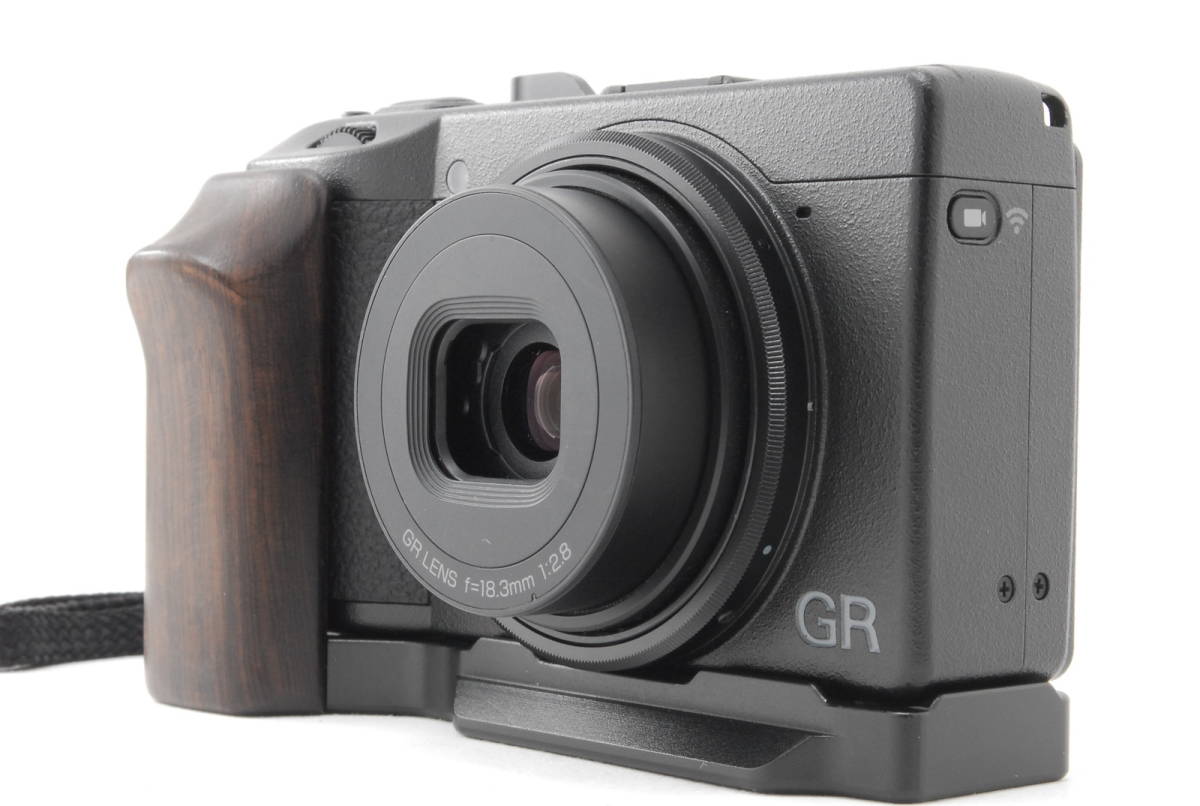RICOH GR III (3) コンパクトデジタルカメラ 動作も写りもOK 概ねキレイ 付属品多数 無記入保証書付き JJC TA-GR3 WEPHOTO GP-GR3黒檀付き_画像2