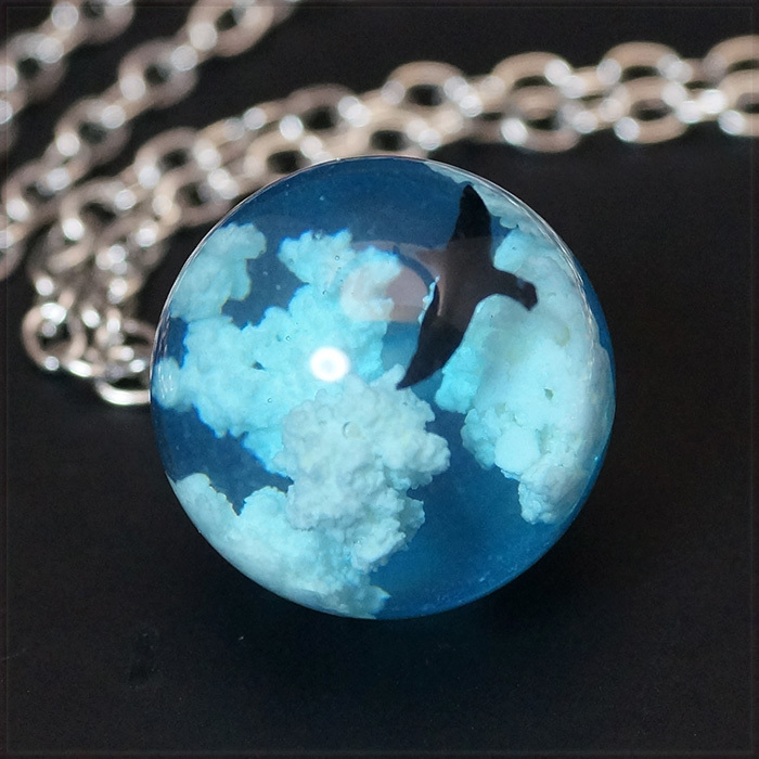 [PENDANT NECKLACE] ブルースカイ バード 幻想的 入道雲とトンビ 空を飛ぶ鳥 風景 φ18mm レジンボール ペンダント ネックレス_画像1