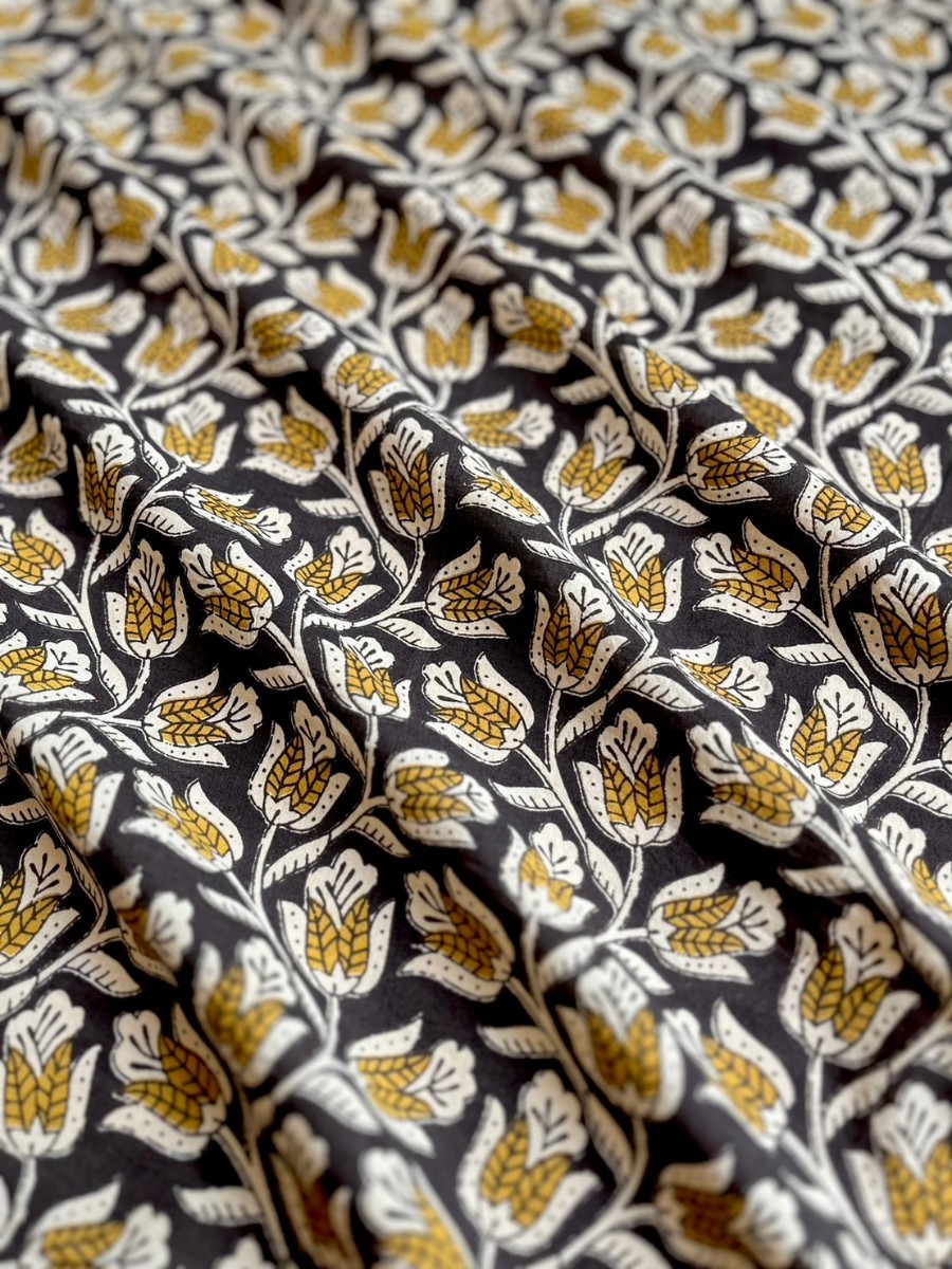 インド綿　3m　黒と黄色の花柄　ブロックプリント　ハンドブロックプリント　ハンドメイド　手仕事　更紗　木版印刷　コットン生地　はぎれ