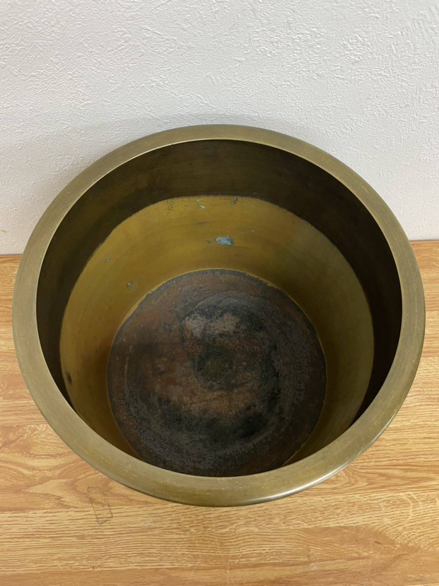 Y-0998【検索: 真鍮製 彫金飾り 火鉢 一対 高22.5cm直径24cmジャンク品扱い 中古品】の画像3