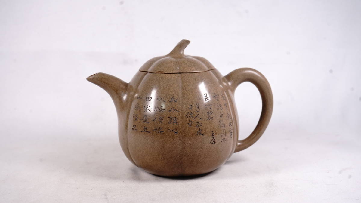 1209-11 唐物 白泥 瓜型 急須 刻あり 在銘 茶道具 煎茶道具 中国古美術 古玩 中国アンティーク サイズ：13.3cm×18.5cm_画像3
