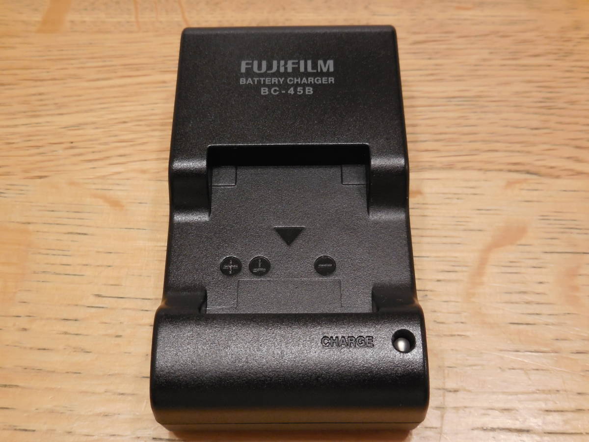 富士フィルム バッテリーチャージャー 充電器 BC-45B 中古品_画像1