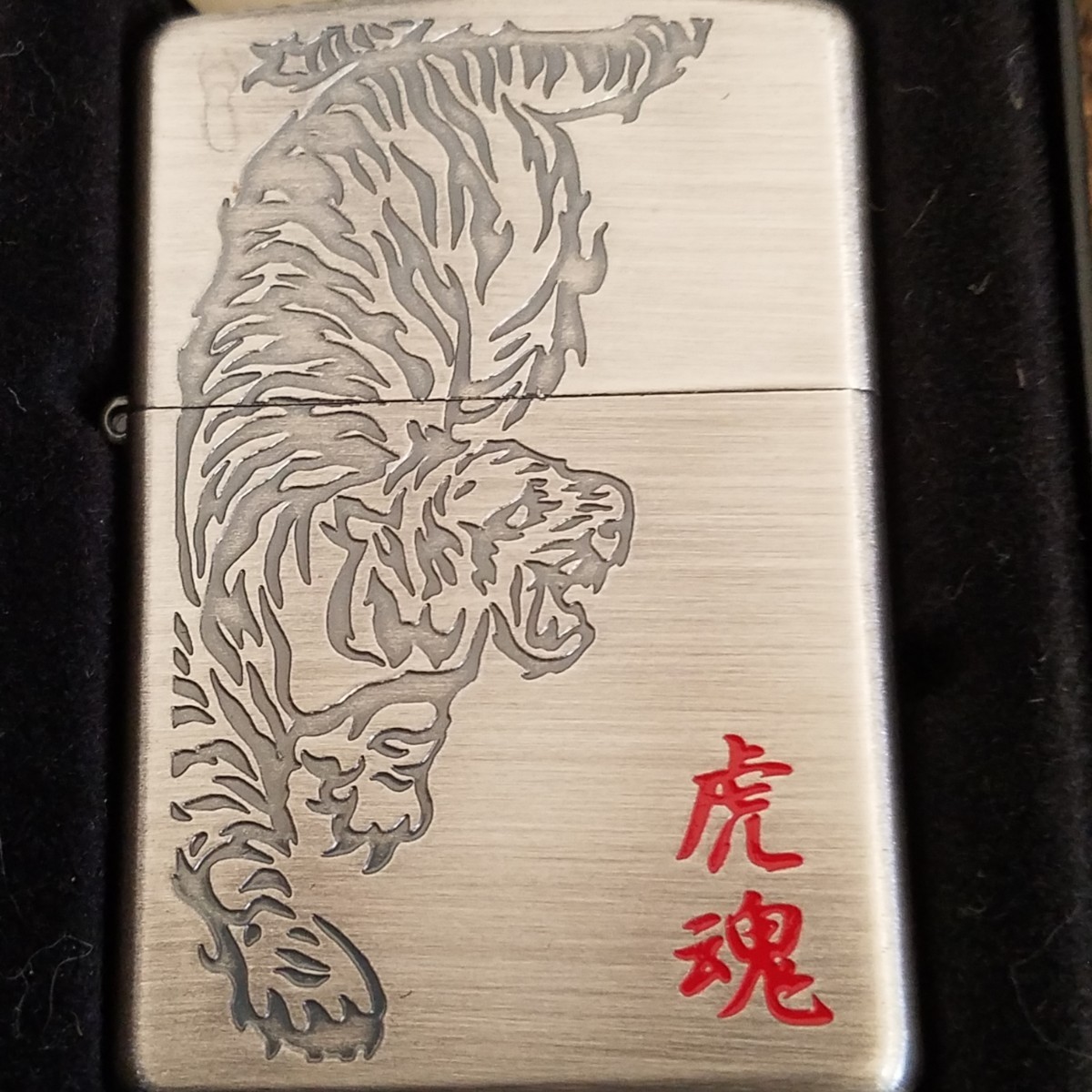 【未使用】ZIPPO ジッポ　オイルライター　虎魂　虎彫り　和風　アメリカ製　ジッポライター ジッポー _画像2