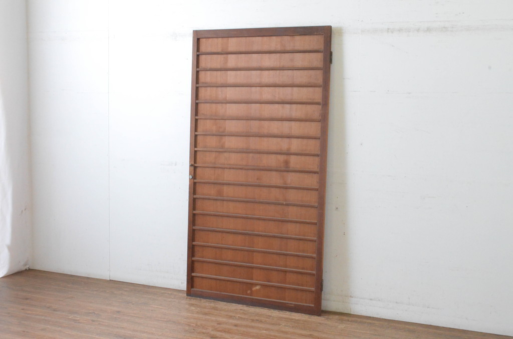R-065365　アンティーク建具　上質な銅製のつまみ付き舞良戸扉1枚(まいらど、板戸、ドア)(R-065365)