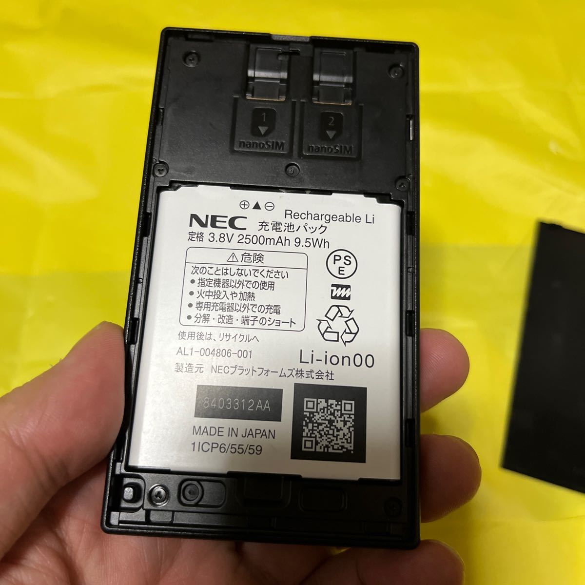 NEC モバイル Wi-Fi ルーターAterm MR05LN 通電OK 初期化済み　本体　純正バッテリー付き　ジャンク扱い　⑥_画像4