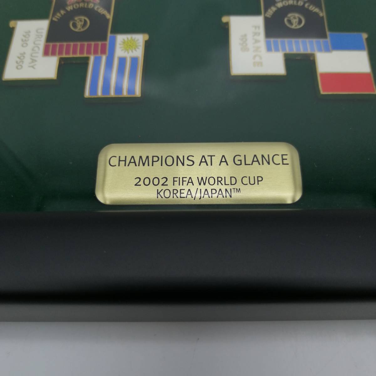 t2481 2002 FIFAワールドカップ ピンバッジ 額装 FIFA公認 Champions at a glance サッカー ピンズセット インテリア ヴィンテージ 現状品_画像2