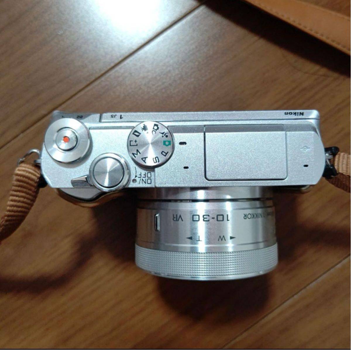 Nikon 1 J5 Wレンスキット SILVER レザーストラップ付き_画像6