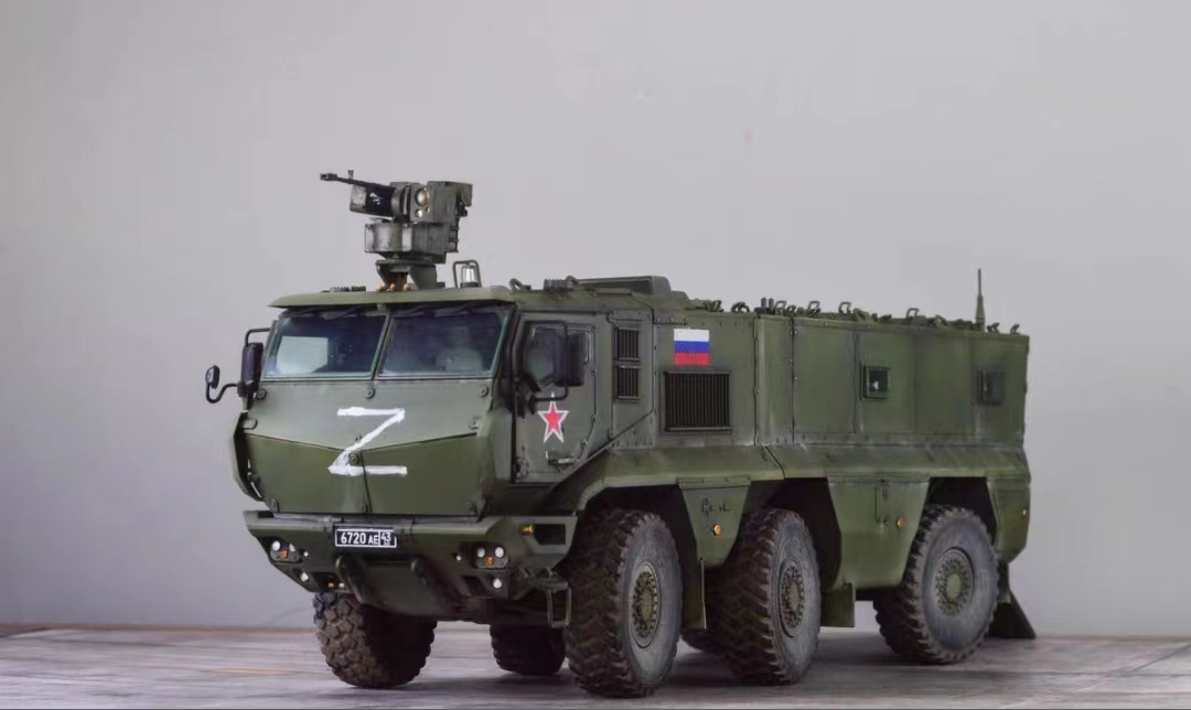 1/35 ロシア Kamaz typoon-k兵員運送装甲車 組立塗装済完成品