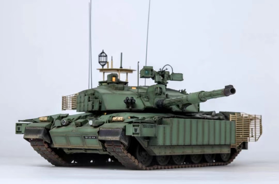 1/35 イギリス 主力戦車 チャレンジャー2 TES 組立塗装済完成品