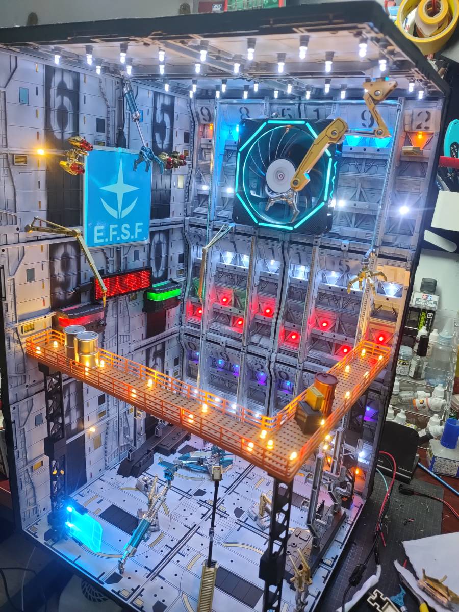 完璧 ガンダム システムベース 格納庫 基地(ホワイト縦31横31奥15& 完成品