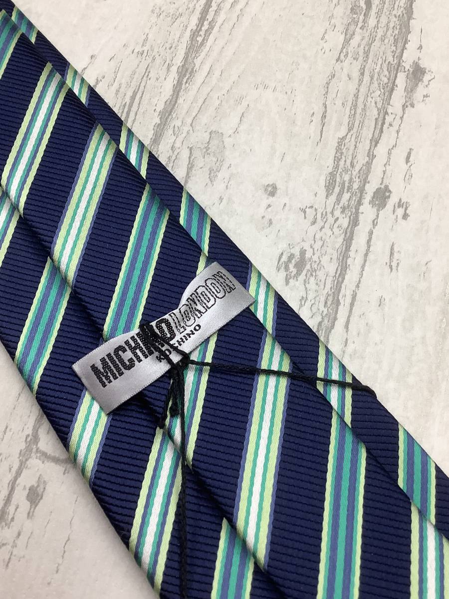 新品未使用　ミチコロンドン　日本製ネクタイ　お買い得 紺色ネイビーとグリーン系のコラボストライプ柄　_画像3