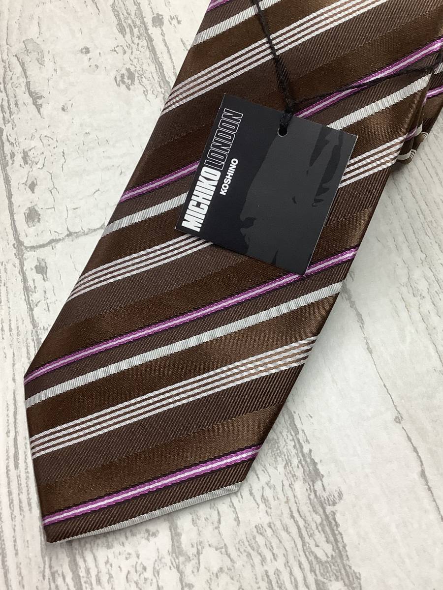 新品未使用　ミチコロンドン　日本製ネクタイ　お買い得 ブラウンベース　白とピンクラインストライプ柄　_画像2