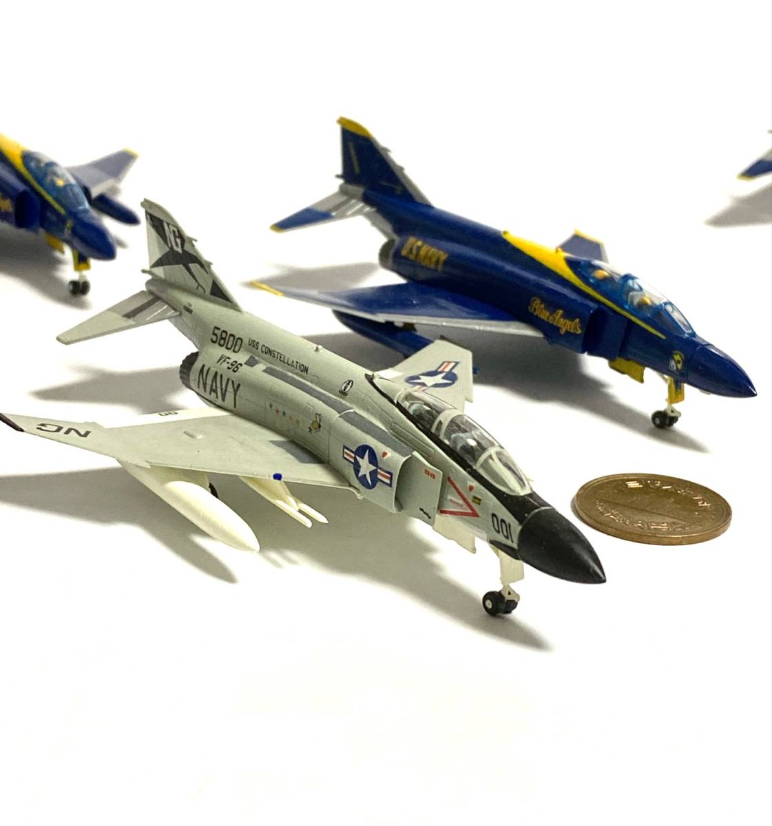 アメリカ海軍 F-4J ファントムⅡ完成品 4機 (アクロバットチーム「ブルーエンジェルズ」3機 & 空母コンステレーション搭載機)F-toys 1/144 _画像4