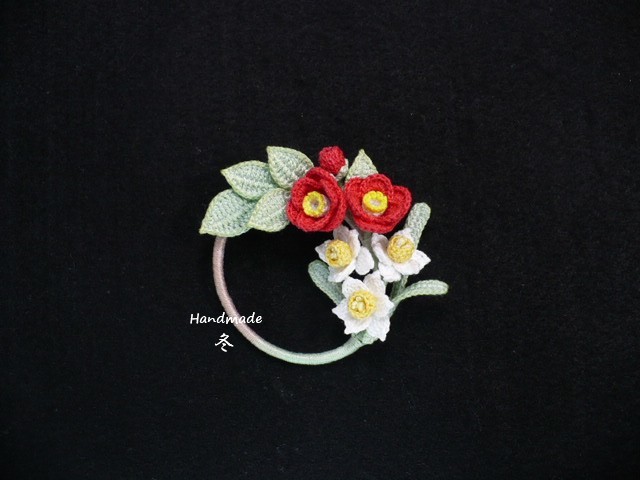 Handmade ◆ お花のリースブローチ ◆ 椿、水仙 ◆ レース編み_画像1