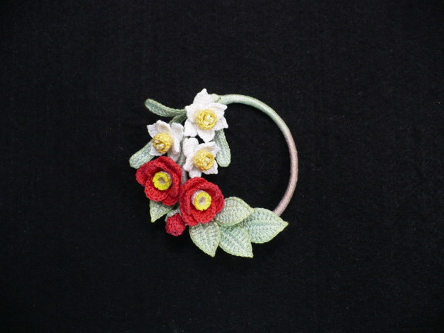 Handmade ◆ お花のリースブローチ ◆ 椿、水仙 ◆ レース編み_画像6