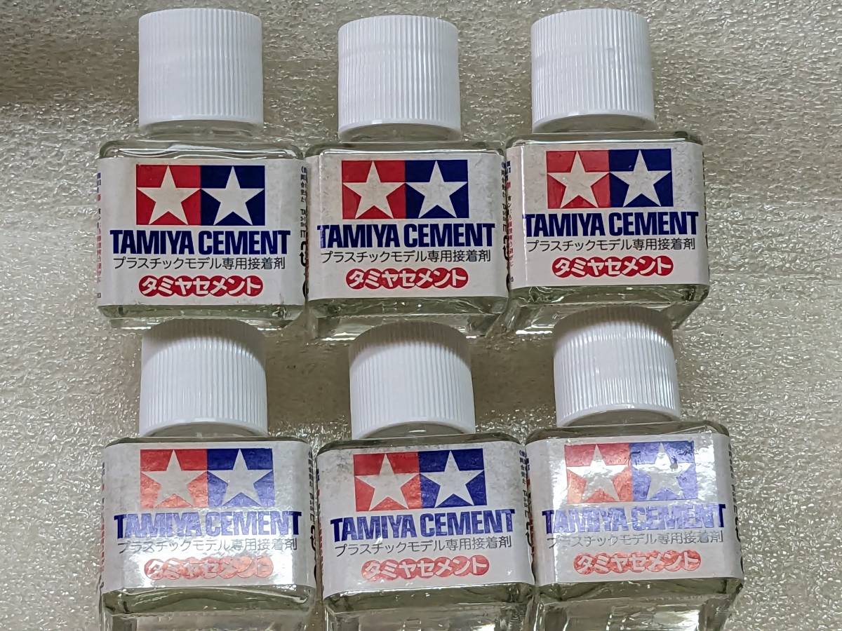 新品 タミヤセメント (角びん) 40ml ビン入り 6個セット TAMIYA 1箱分 訳あり プラモデル 模型 製作 接着剤 ブラシタイプ ハケ付き 87003_画像1