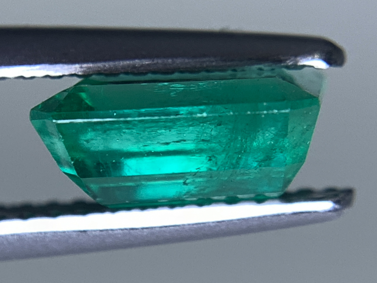 GIA宝石鑑別書付き 天然 エメラルド　Colombia 2.34ct 縦8.57㎜×横8.11㎜×高さ4.27㎜ 696Y_画像4