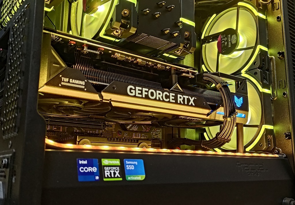 ASUS　TUF-RTX4070-O12G-GAMING　GPU　美品　国内正規品　PCゲーム　ほぼ未使用_取付て使用時の状態