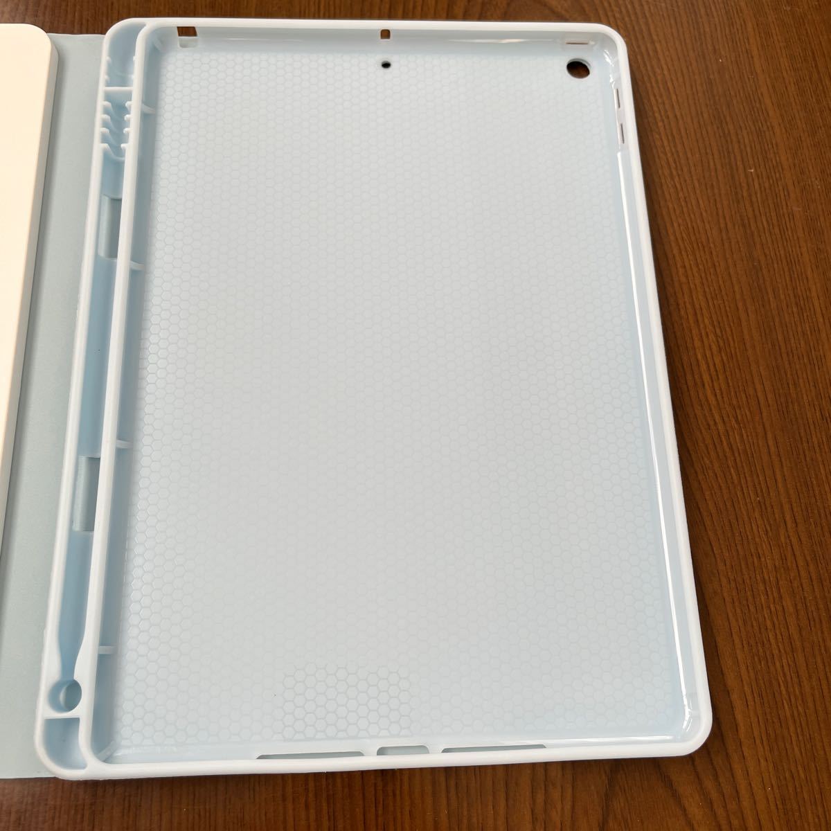 512p2537☆ iPad 10.2 ケース 第9/8/7世代 Bluetooth キーボード付きカバー iPad通用 脱着式 ペンホルダー付き _画像6