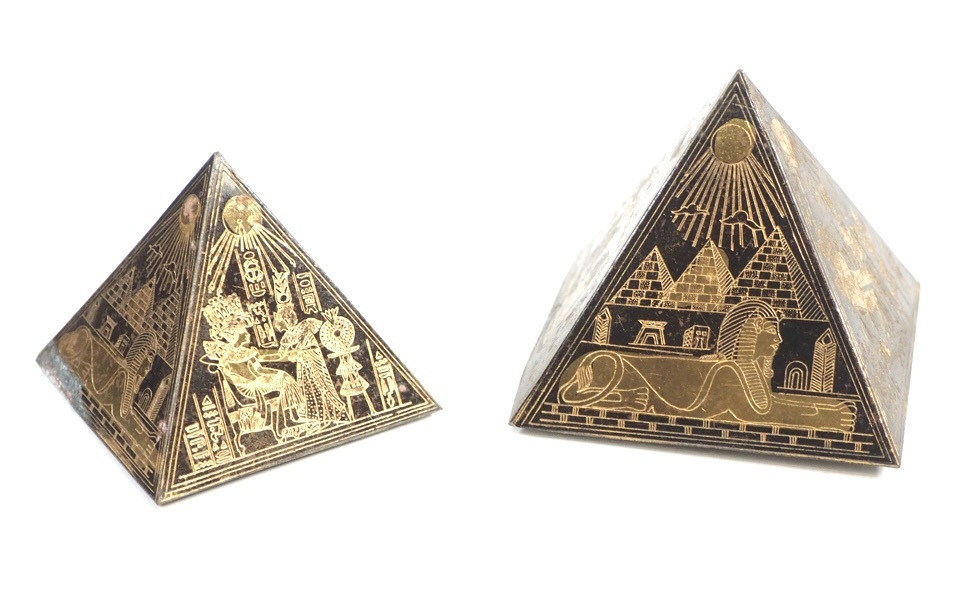 神秘的な雰囲気の繊細な彫刻が素晴らしい逸品！エジプトビンテージ ピラミッド オブジェ 3個セット 彫刻 お土産品 1990年代 KEK512_画像9