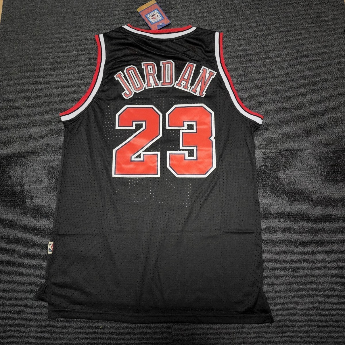 シカゴ・ブルズ　NBA　JORDAN選手　バスケットシャツ　ゲームシャツ　1997−98　バスケットユニフォーム　ブラック　刺繍　サイズL_画像2
