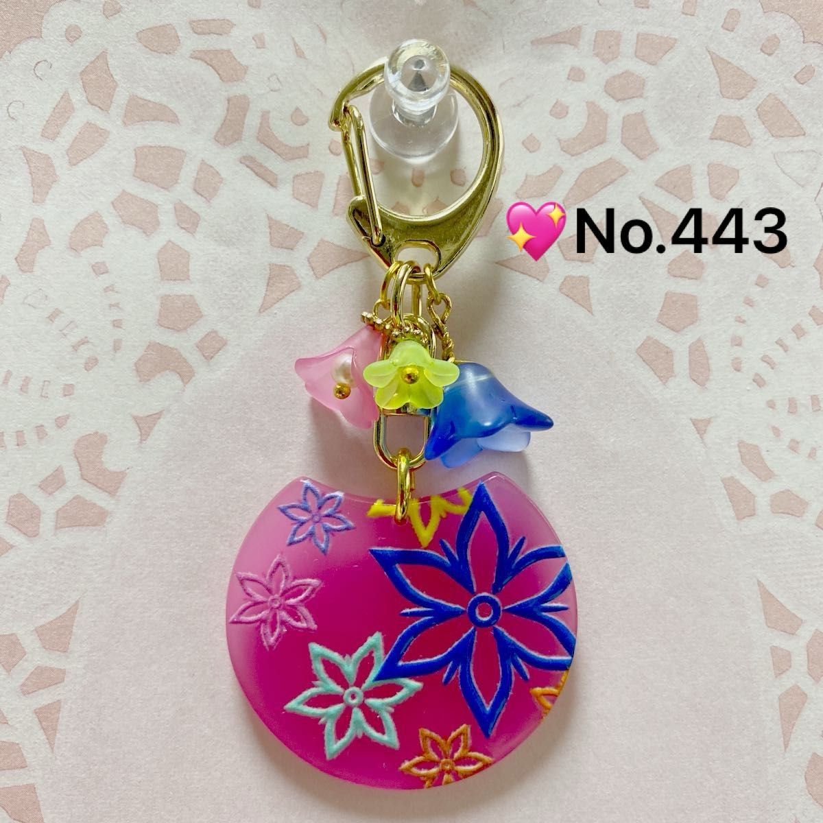 No.443   ピンク花柄プレートのキーホルダー　3つのお花飾り　ハンドメイド