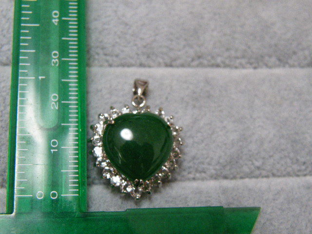 5071. нефрит .. зеленый цвет камень подвеска с цепью 18KGP