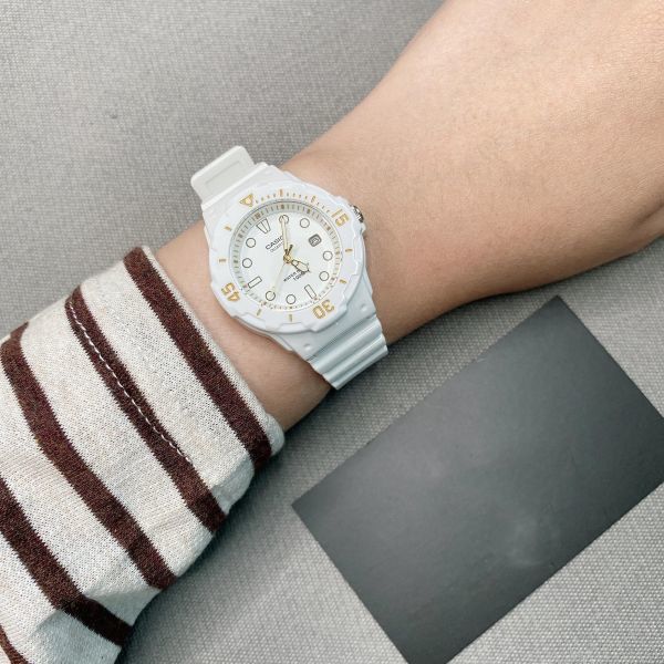 CASIO カシオ LRW200 ホワイト ゴールド レディース キッズ 子供用 女性用 アナログ カレンダー 回転ベゼル 防水 軽量 薄型 腕時計