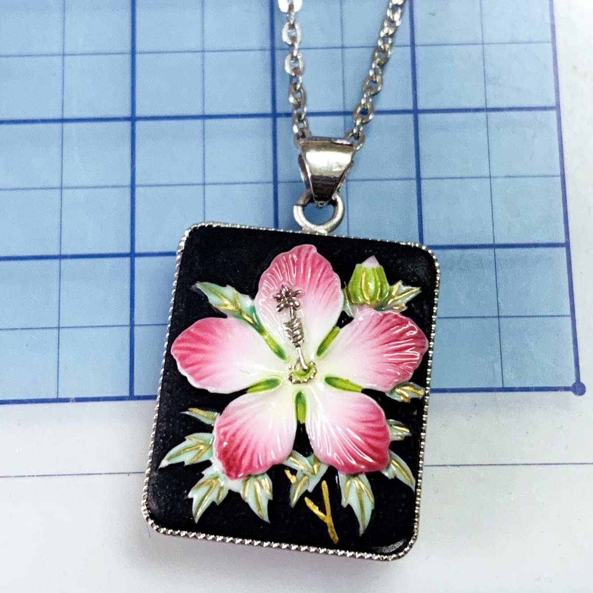 美品 俊兼 としかね トシカネ TOSHIKANE 有田焼 花 銀色ネックレス 日本製 No.5458