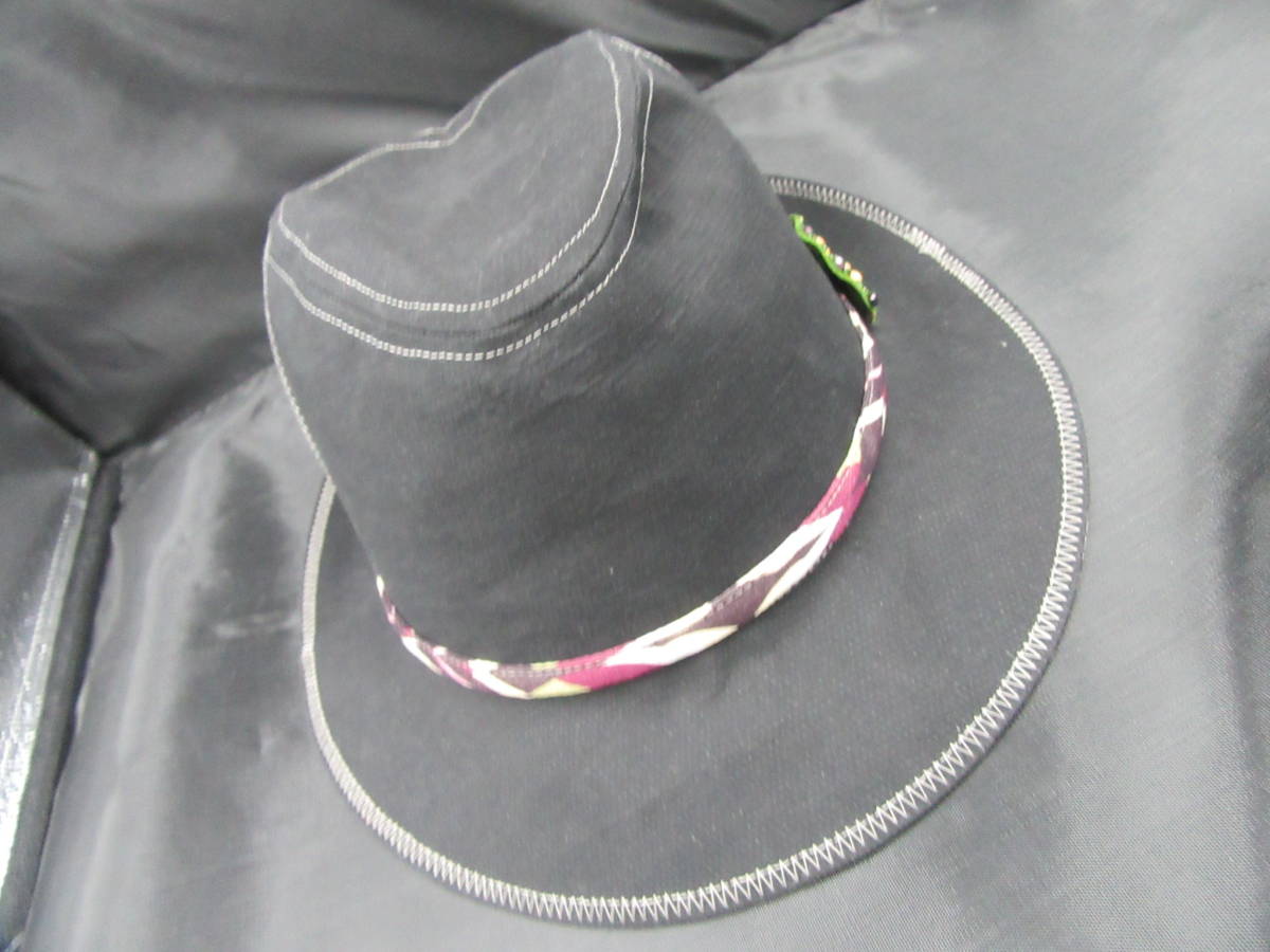 グレー調の黒色中折れ帽子　白のステッチミシン目　付きおしゃれベルトとワンポイント花模様　約57.5cm　中古_画像2