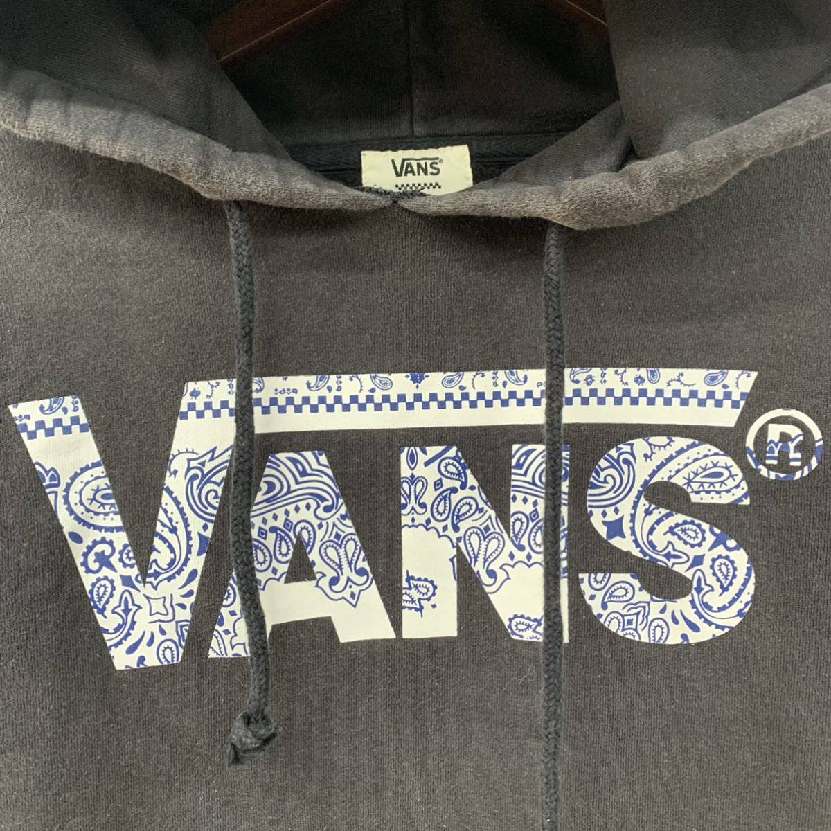 ◯ VANS バンズ ペイズリー パーカー フーディー メンズ ブラック Mサイズ スウェット ビッグロゴ プリント バンダナ柄 プルオーバー 古着_画像3