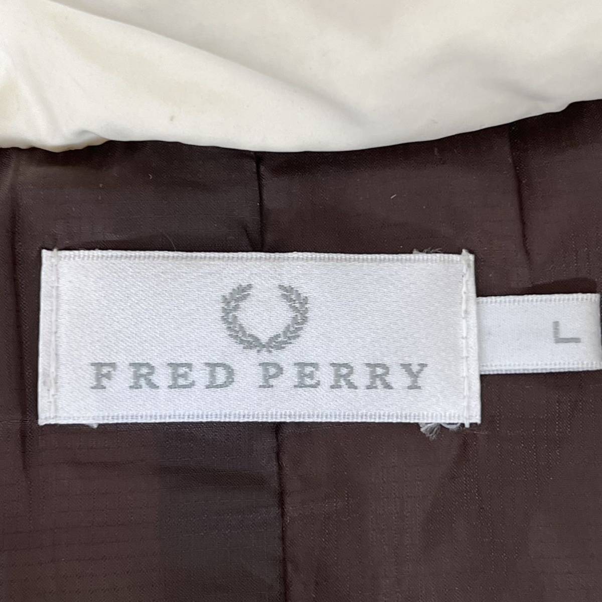 U■FRED PERRY フレッドペリー レディース Lサイズ ベージュ ダウンジャケット アウター ファーフード取り外し可能 刺繍ロゴ 防寒着 軽量_画像4