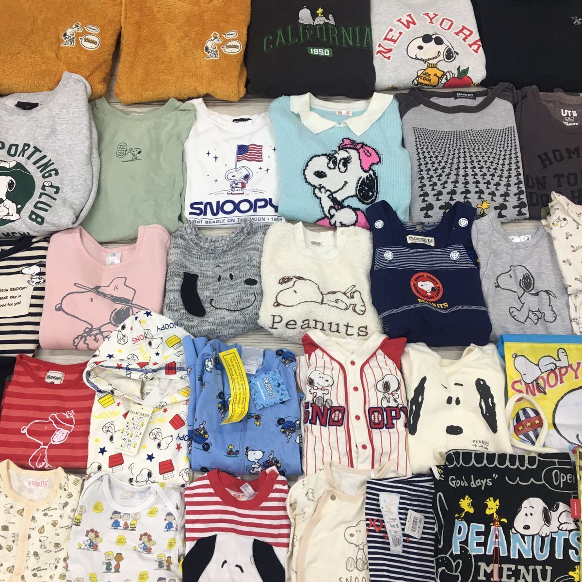 □12-75 PEANUTS スヌーピー SNOOPY 34点 まとめ 服 ベビー キッズ レディース 子供用 大人用 グッズ カバン USJ ロンパース 中古 _画像1