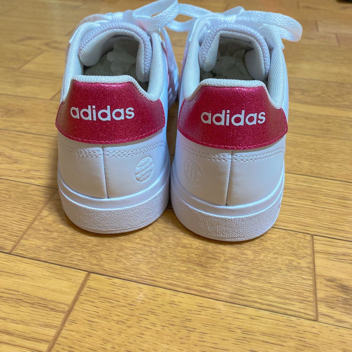adidas スニーカー　ピンク