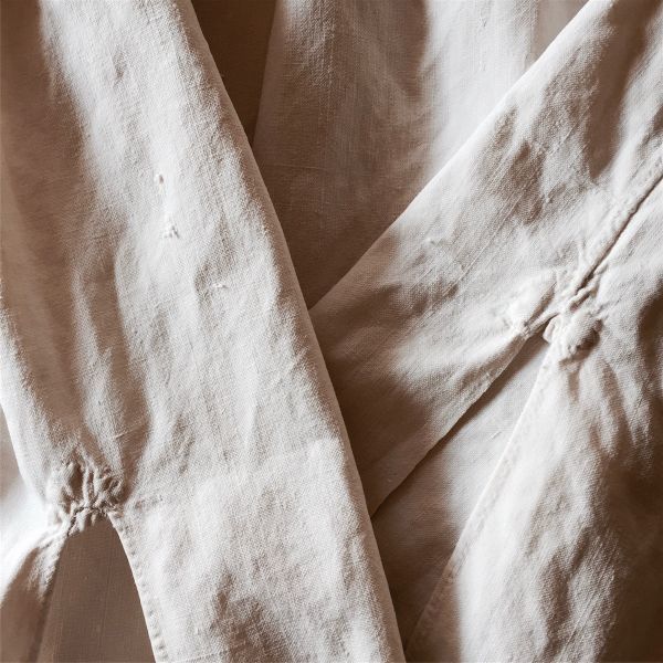19世紀 フランス リネン 歓喜と清貧の画家へ プラストロン付ロングシャツ アンティーク ワークシャツ ワンピース ヴィンテージ 麻_織傷の例です。