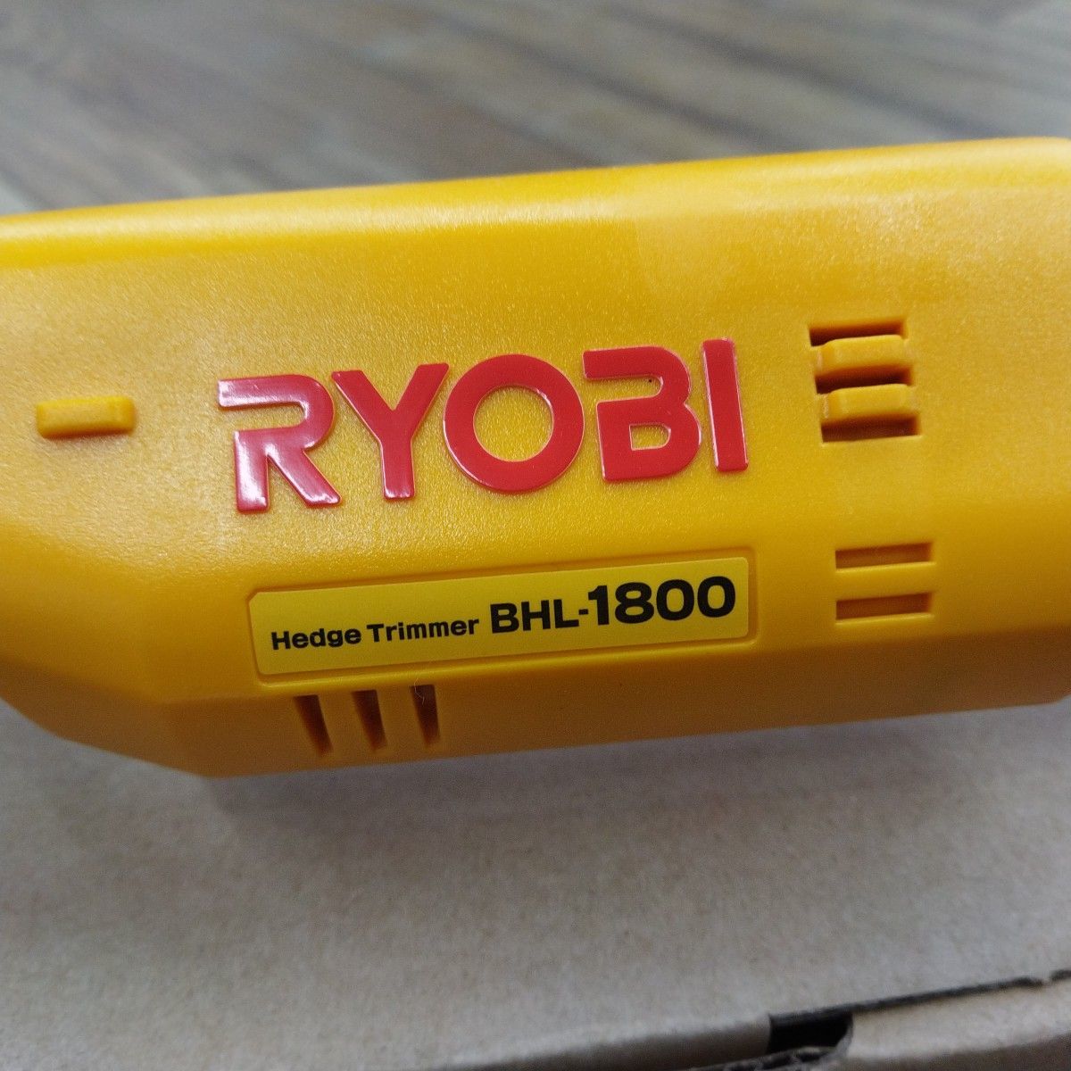 ※未使用品　RYOBI　BHL-1800L1　充電式ロングヘッジトリマー　バッテリー+充電器付き　刈り込み幅：300mm ◆3116/工具宮竹店_画像3