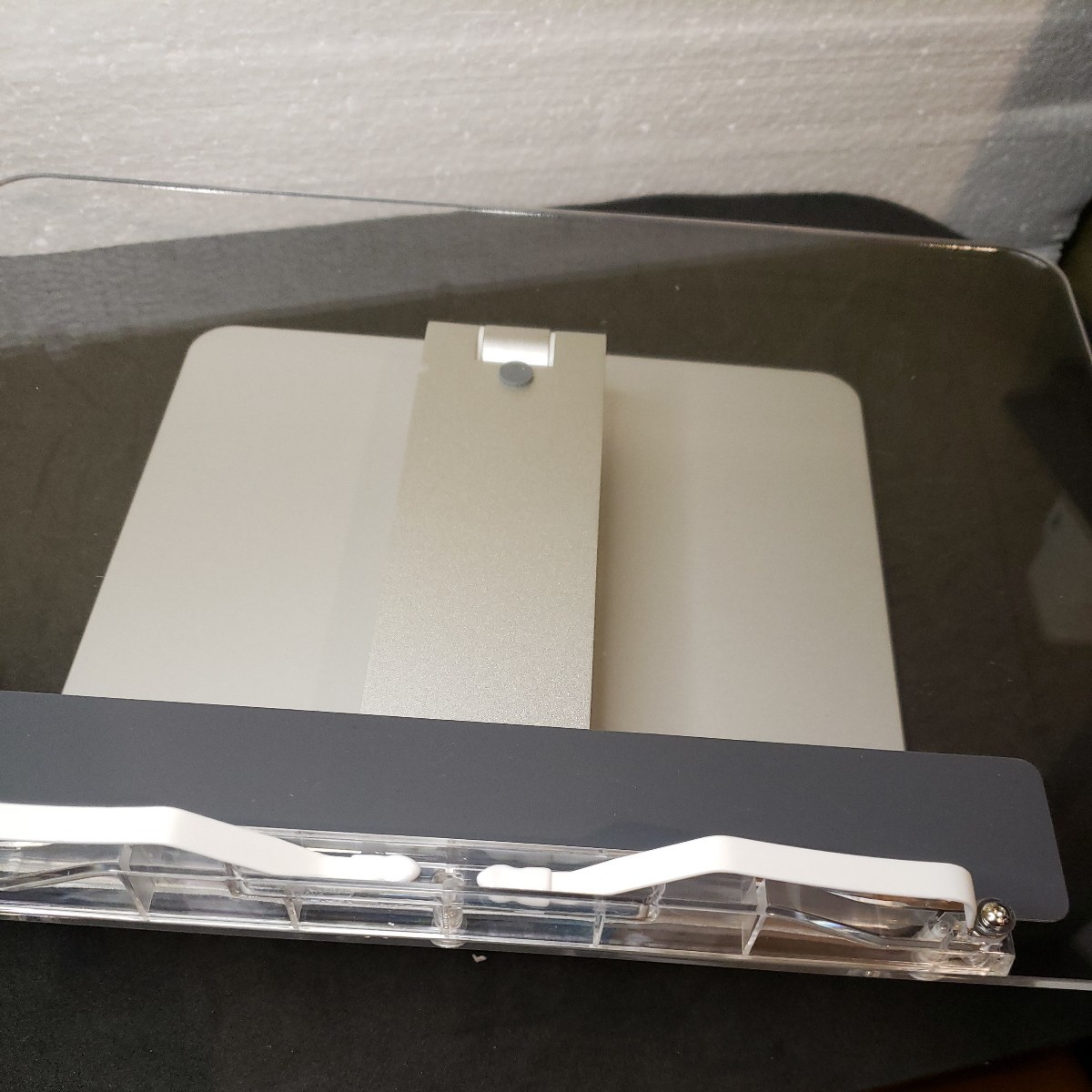 SupeDesk ブックスタンド 卓上 ノートパソコンスタンド 回転 アクリル アルミ台座 折りたたみ式 360度回転 書見台 倒れない 厚い本 透明感 _画像7