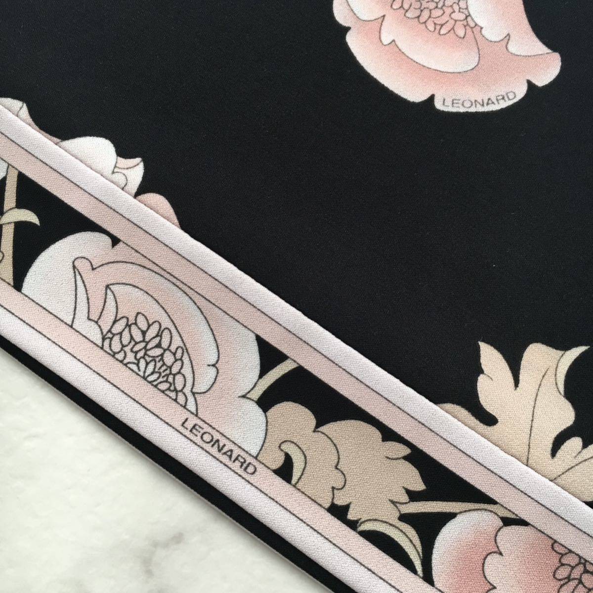 美品 LEONARD レオナール 美しい花柄 カンカン 近年 ワンピース 美品 LEONARD レオナール 美しい花柄 カンカン 近年 ワンピース